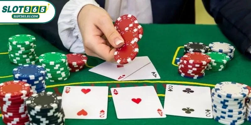 Tiến lên là trò chơi bài phổ biến, có hai biến thể chính là miền Bắc và miền Nam